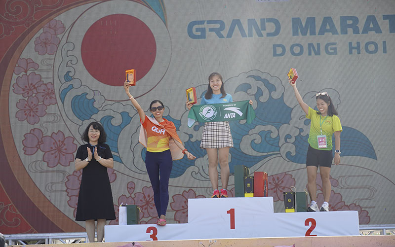 Ban tổ chức trao giải nội dung 42 km nữ cho các vận động viên