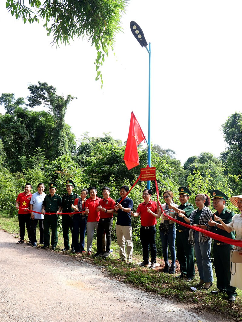 Khánh thành công trình ánh sáng vùng biên