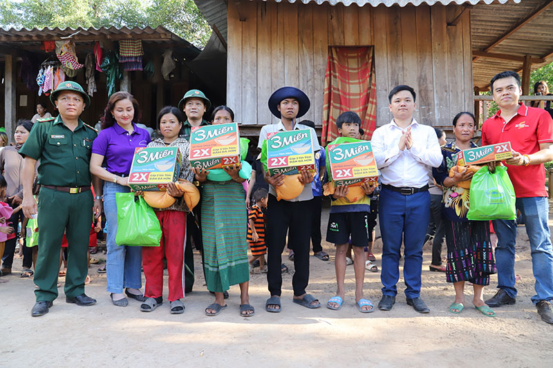 Trao quà cho đồng bào