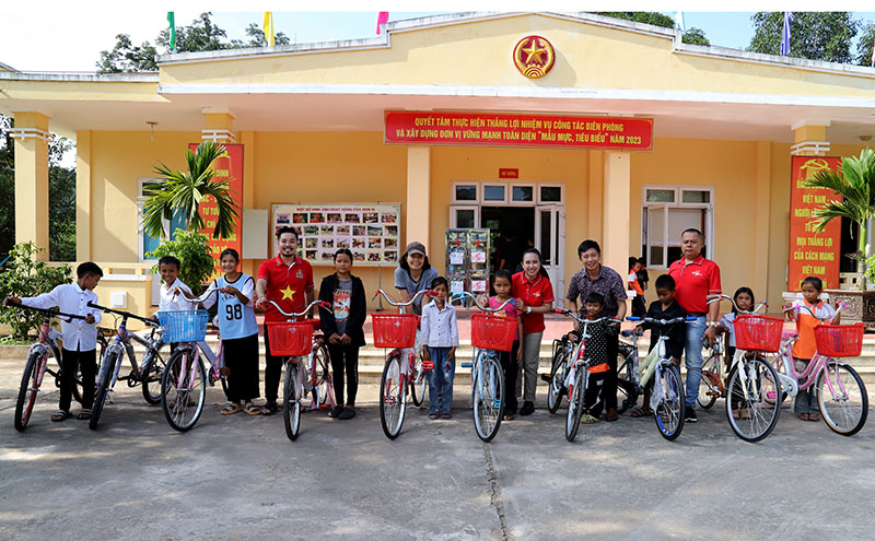 Trao xe đạp tiếp bước cùng em đến trường cho con nuôi Đồn Biên phòng Cồn Roàng