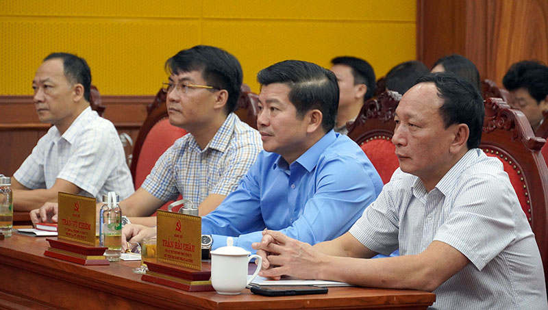 Đồng chí Phó Bí thư Thường trực Tỉnh ủy Trần Hải Châu và đồng chí Trưởng ban Tổ chức Tỉnh ủy Trần Vũ Khiêm dự hội nghị