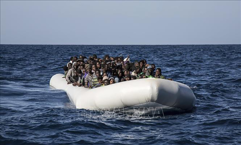 Người di cư đến từ Gambia, Nigeria và Senegal chờ tàu cứu hộ trên Địa Trung Hải. Ảnh minh họa: AP/TTXVN