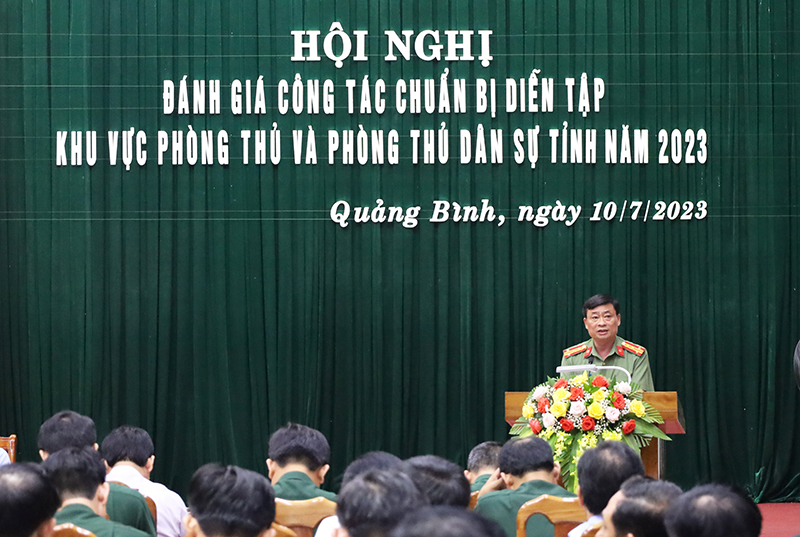 Đại diện lãnh đạo Công an tỉnh thảo luận tại hội nghị.