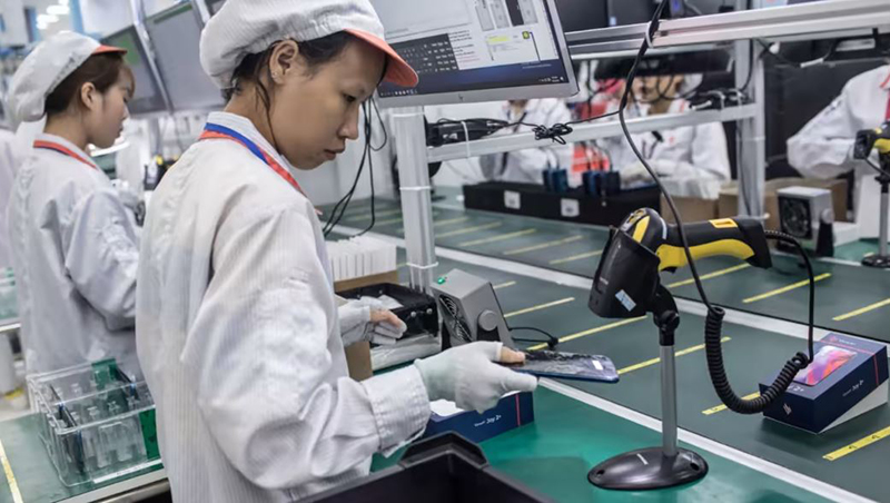  FT cho rằng Việt Nam cần tái đầu tư cổ tức tăng trưởng để hỗ trợ phát triển các ngành giàu tri thức, năng suất cao hơn nhằm đạt được mục tiêu trở thành nền kinh tế có thu nhập cao vào năm 2045. Ảnh minh họa: Bloomberg