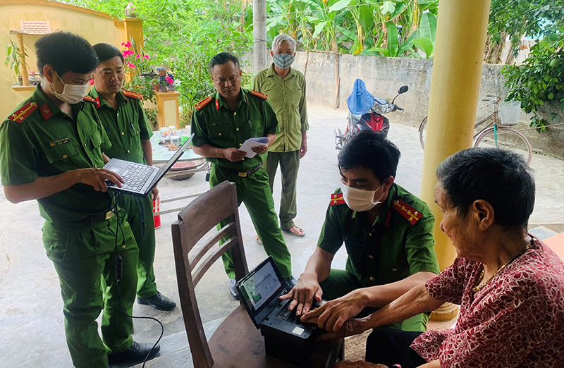 Công an huyện Quảng Ninh về tận nhà để làm căn cước công dân cho người dân trên địa bàn.