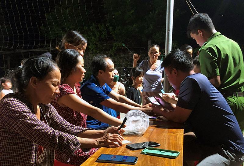 Công an huyện Quảng Ninh thành lập các tổ hỗ trợ người dân kích hoạt tài khoản định danh điện tử.
