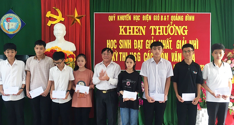 Hội Khuyến học huyện Quảng Ninh khen thưởng các em học sinh đạt thành tích cao trong học tập.