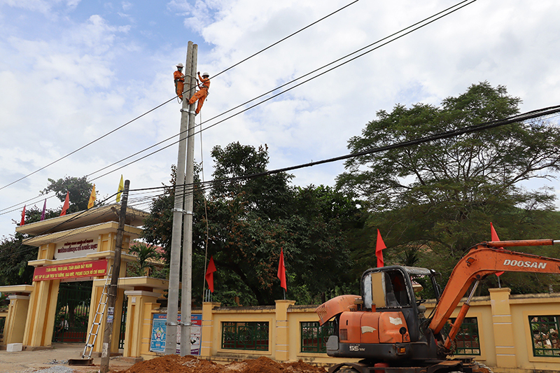 Công nhân Điện lực Bố Trạch nhân thi công sửa chữa lưới điện trung thế tại xã Hưng Trạch.