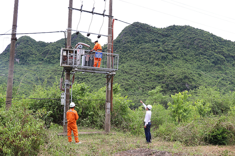 Kiểm tra TBA cấp điện cho khu vực Phong Nha-Kẻ Bàng.