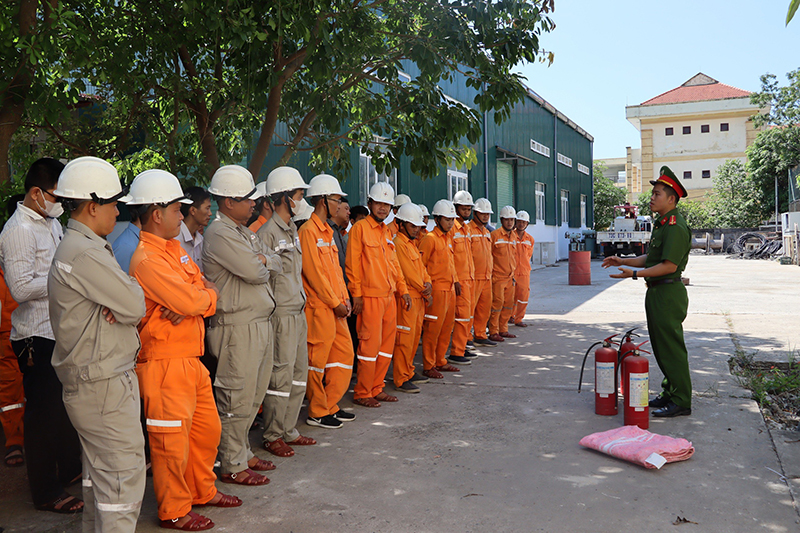 Cán bộ Phòng Cảnh sát PCCC-CNCH truyền đạt những nội dung cơ bản về luật PCCC sửa đổi