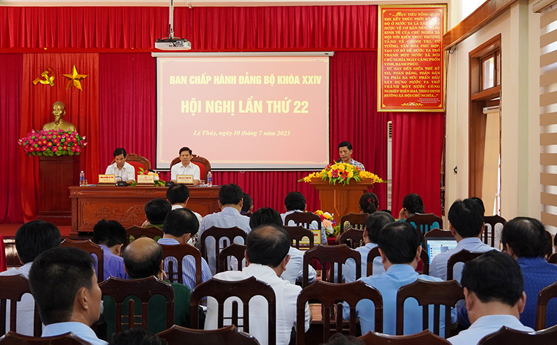 Các đại biểu trình bày tham luận tại hội nghị.