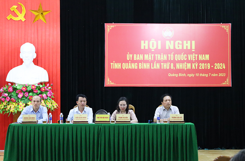 Đồng chí Chủ tịch Ủy ban MTTQVN tỉnh Phạm Thị Hân và các đồng chí Phó Chủ tịch Ủy ban MTTQVN tỉnh chủ trì hội nghị.