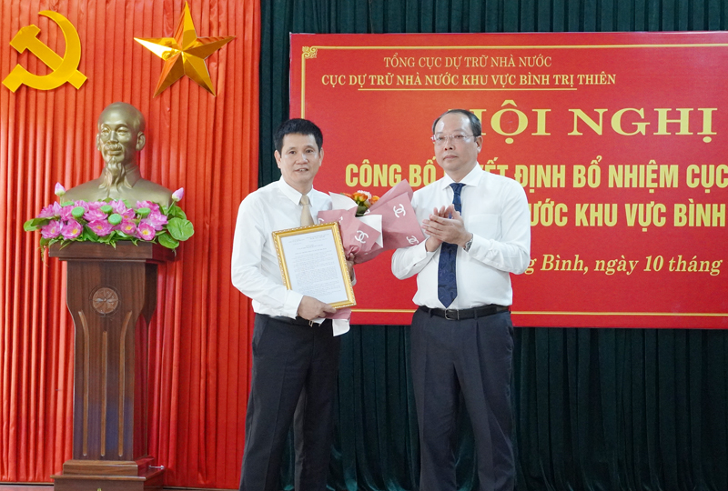 Đồng chí Vũ Xuân Bách, Quyền Tổng Cục trưởng Tổng Cục DTNN trao Quyết định bổ nhiệm Cục trưởng Cục DTNN khu vực Bình Trị Thiên cho đồng chí Lê Quang Thành.