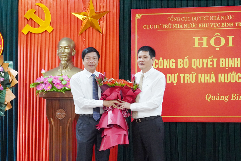 Đồng chí Phó Chủ tịch Thường trực HĐND tỉnh Nguyễn Công Huấn tặng hoa chúc mừng đồng chí Lê Quang Thành được bổ nhiệm giữ chức vụ Cục trưởng Cục DTNN khu vực Bình Trị Thiên.