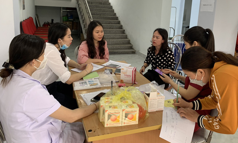 Cán bộ Dân số-KHHGĐ tuyên truyền, vận động phụ nữ trong độ tuổi sử dụng các biện pháp tránh thai hiện đại. 