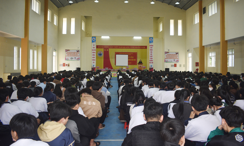 Chi cục Dân số-KHHGĐ tỉnh tăng cường tuyên truyền về giới tính vị thành niên, thanh niên cho học sinh các trường THPT.