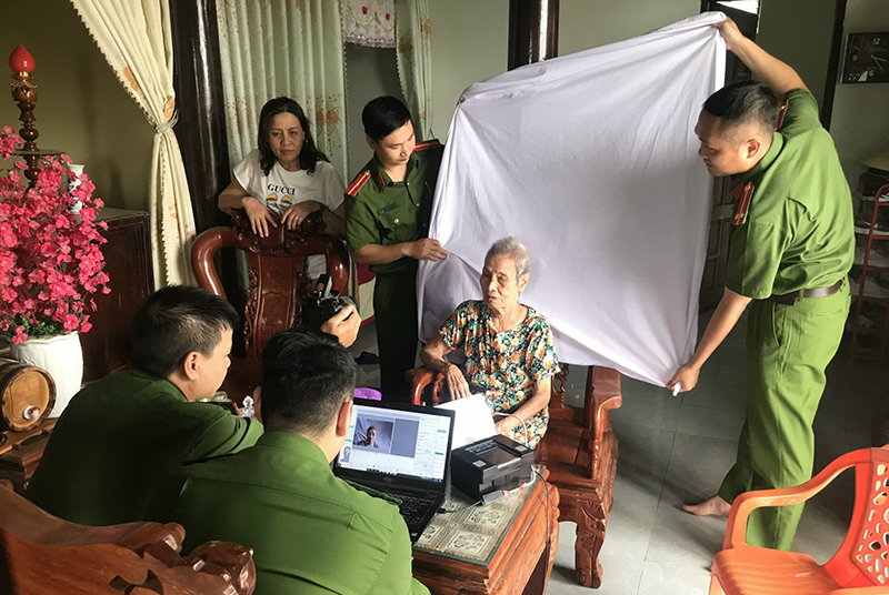 Công an huyện Quảng Ninh về tận nhà để làm căn cước công dân cho người dân trên địa bàn.