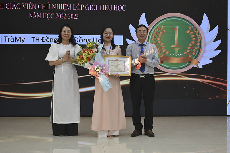 Cô giáo Lê Thị Trà My được vinh danh tại cuộc thi GV chủ nhiệm lớp giỏi