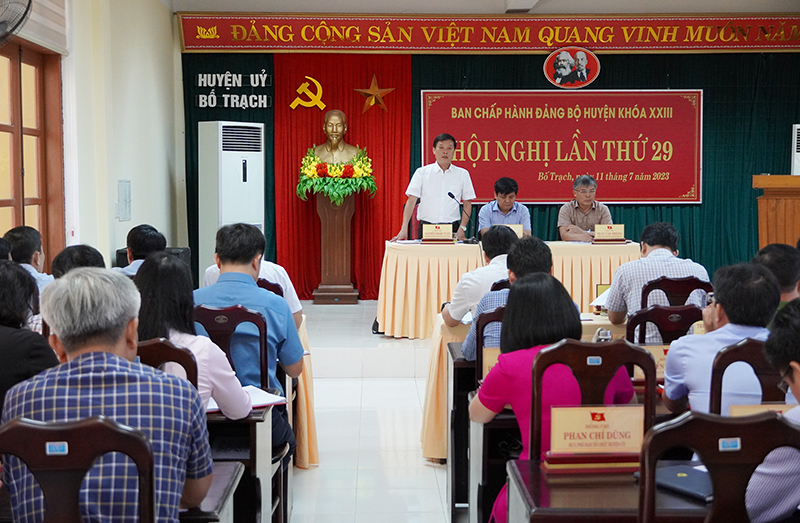Đồng chí Chủ tịch UBND huyện Bố Trạch Nguyễn Ngọc Tuấn điều hành hội nghị.