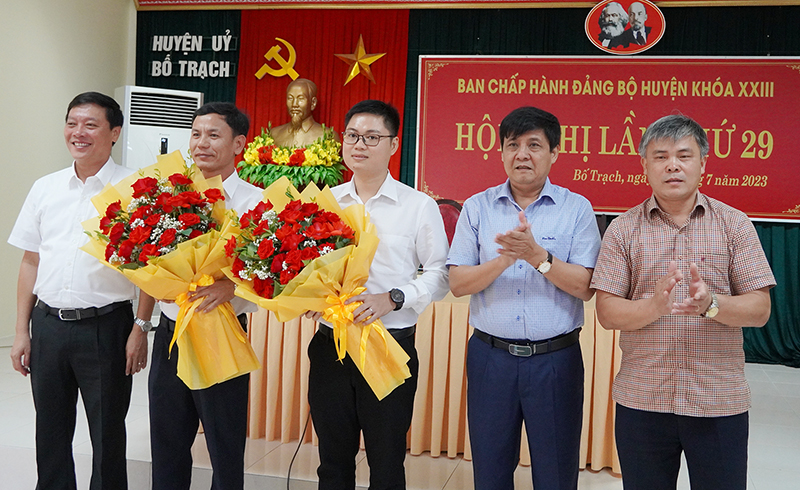 Các đồng chí Thường trực Huyện ủy Bố Trạch tặng hoa chúc mừng các đồng chí Huyện ủy viên vừa được bổ sung.