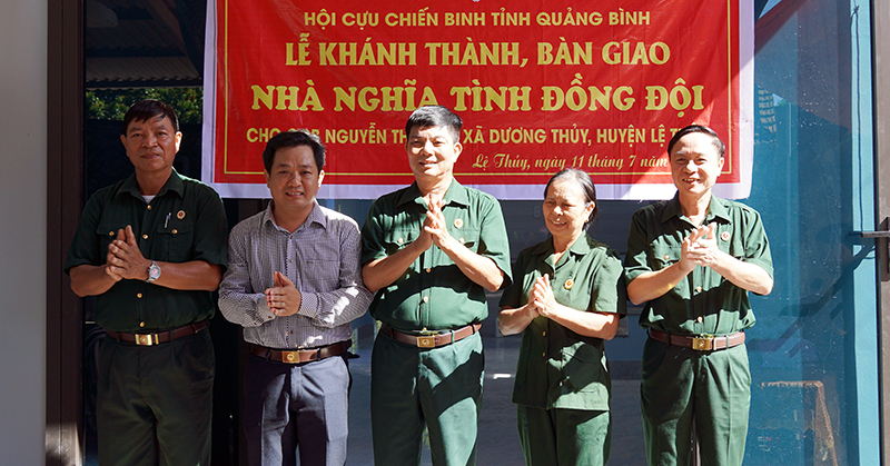Thường trực Hội CCB tỉnh và lãnh đạo địa phương bàn giao nhà “Nghĩa tình đồng đội” cho hội viên Nguyễn Thị Tình.