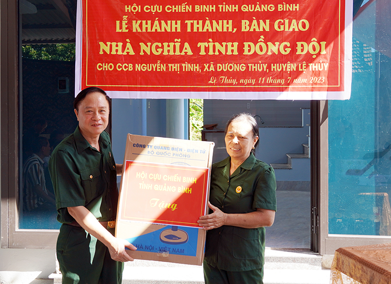 Thường trực Hội CCB tỉnh và lãnh đạo địa phương bàn giao nhà “Nghĩa tình đồng đội” cho hội viên Nguyễn Thị Tình.