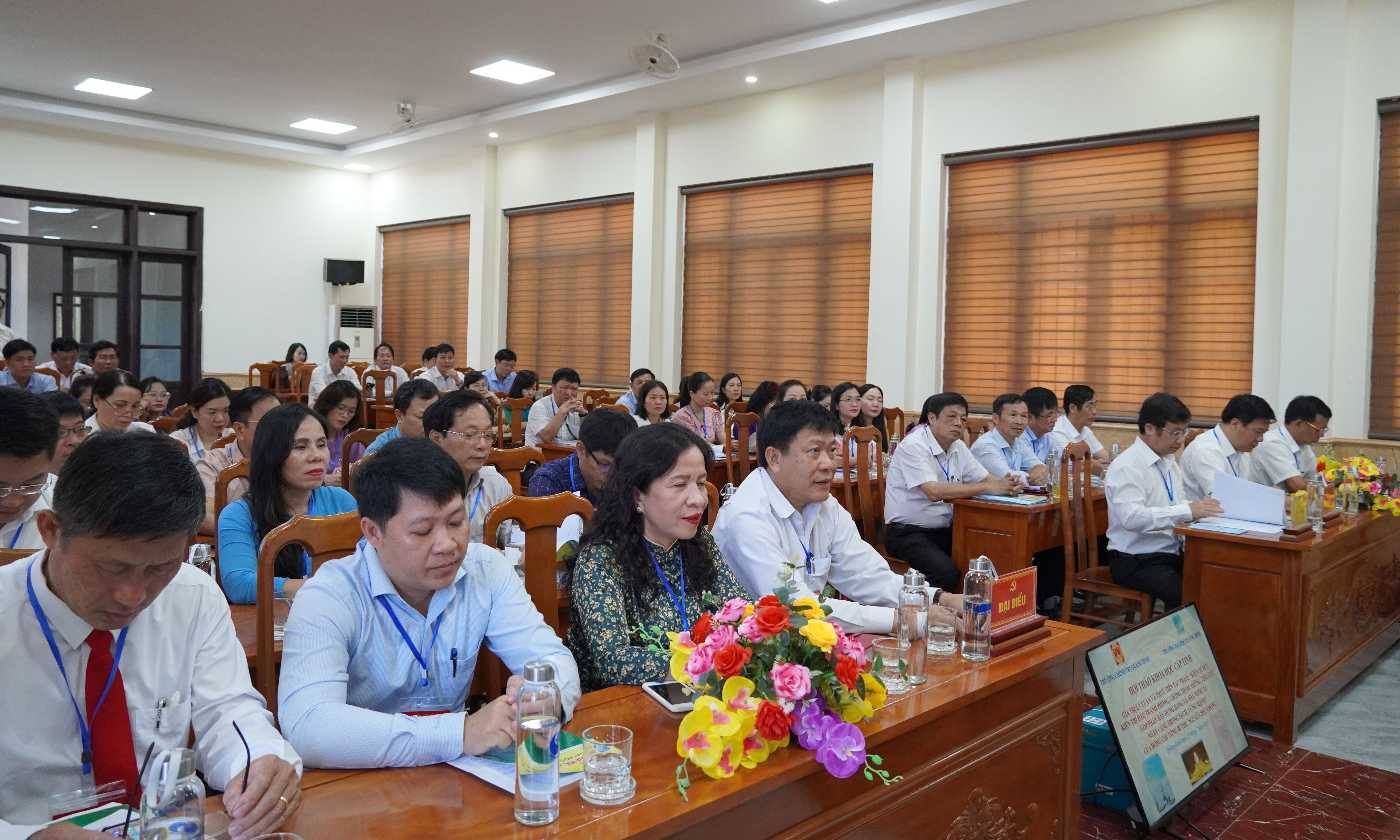 Các đại biểu tham dự hội thảo.