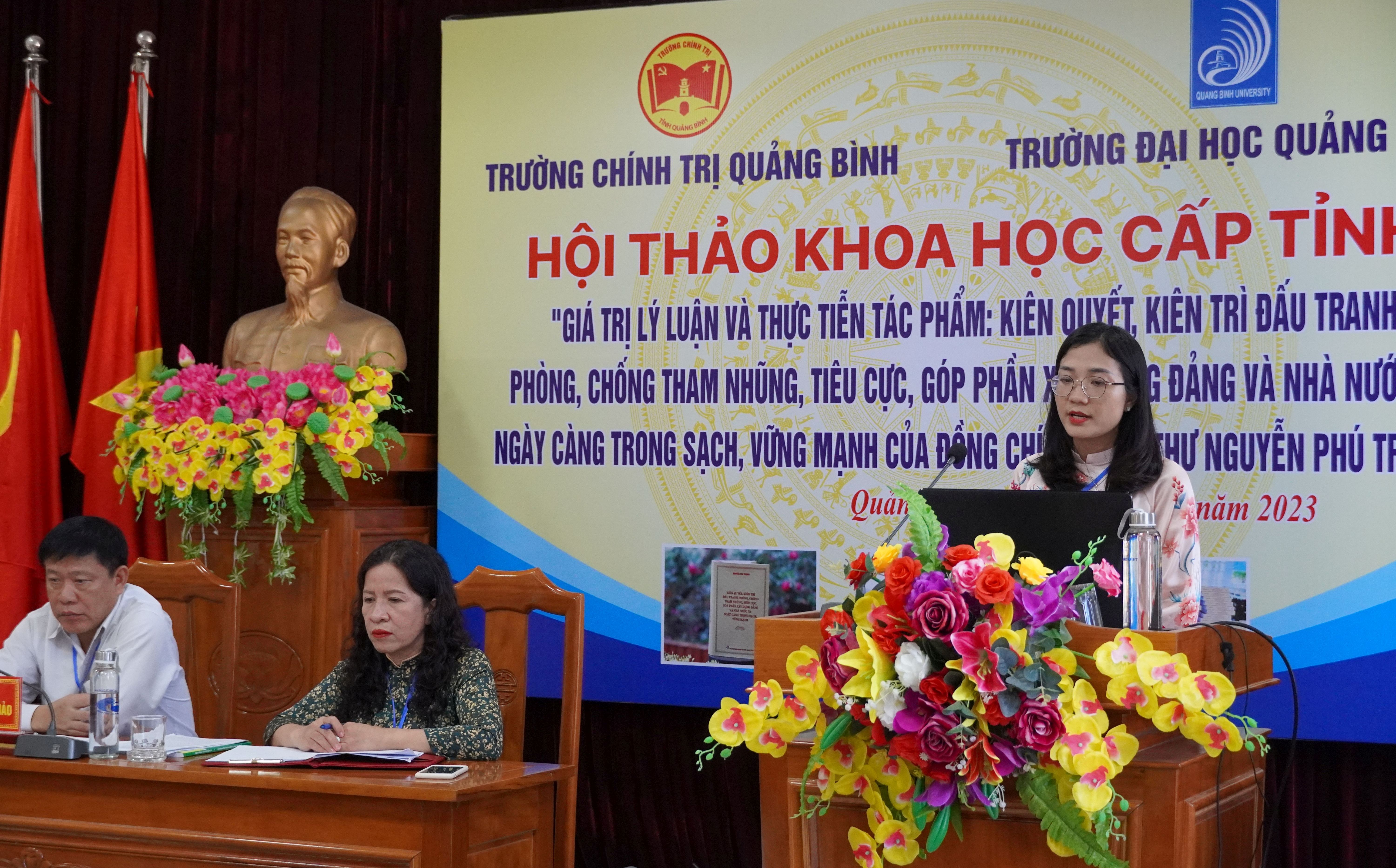 Các đại biểu tham luận tại hội thảo.
