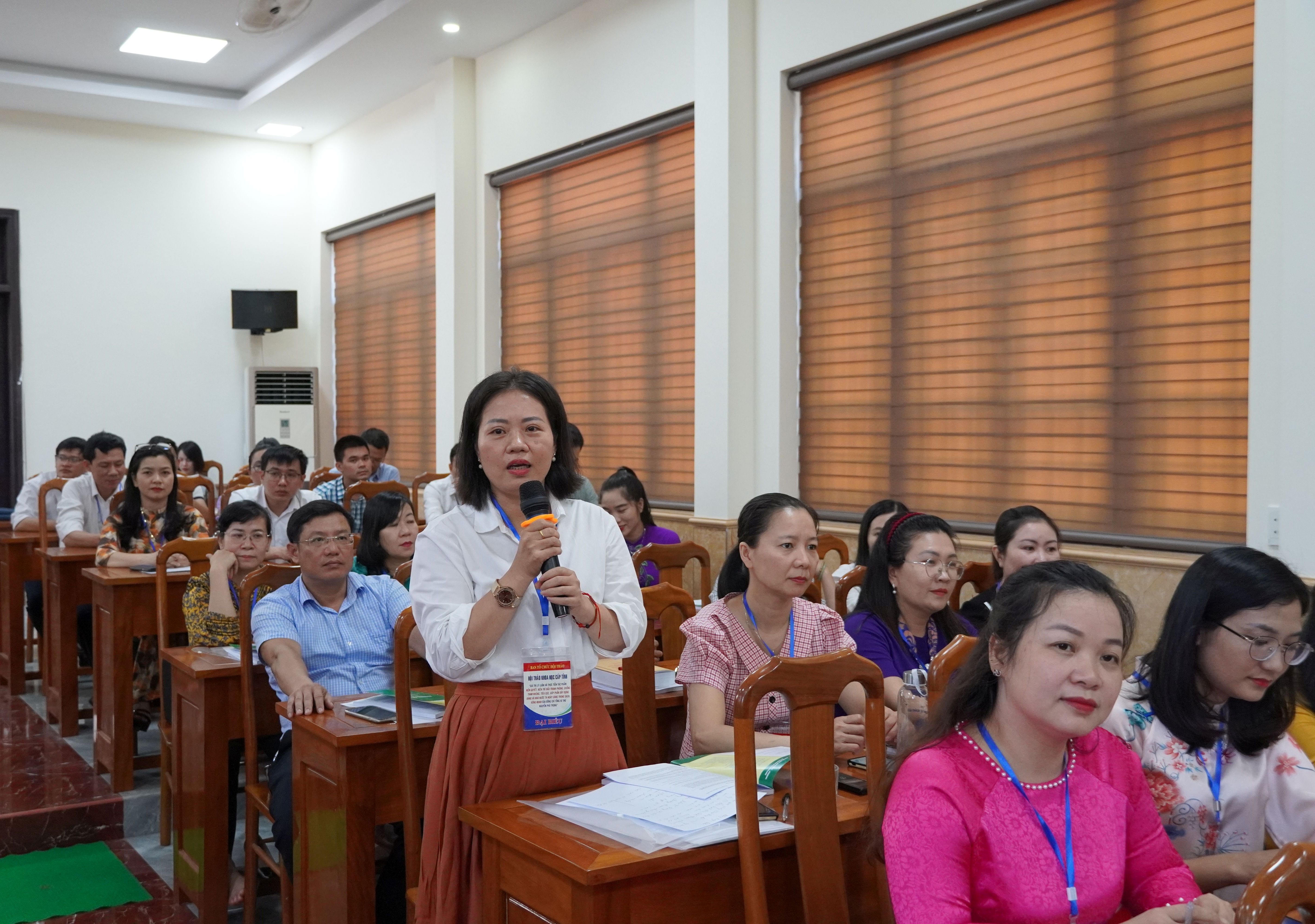 Các đại biểu đặt câu hỏi làm rõ thêm giá trị, ý nghĩa tác phẩm của Tổng Bí thư Nguyễn Phú Trọng.