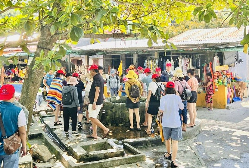 Giếng cổ Champa là một địa điểm du lịch nổi tiếng ở Cù Lao Chàm.
