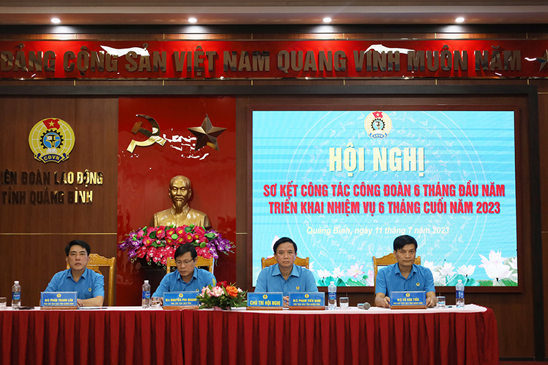 Các đồng chí lãnh đạo LĐLĐ tỉnh chủ trì hội nghị.