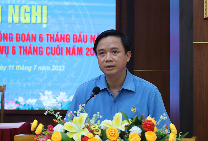 Đồng chí  Chủ tịch LĐLĐ tỉnh Phạm Tiến Nam phát biểu khai mạc hội nghị.