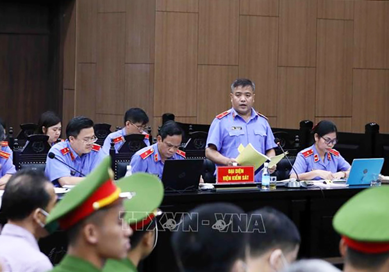 Đại diện Viện Kiểm sát công bố bản cáo trạng đối với các bị cáo. (Ảnh: Phạm Kiên/TTXVN)