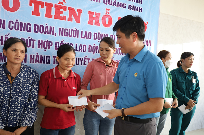 Đại diện lãnh đạo LĐLĐ tỉnh trao hỗ trợ cho ĐV, NLĐ.