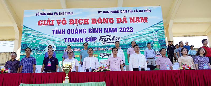 Đại biểu dự lễ khai mạc.