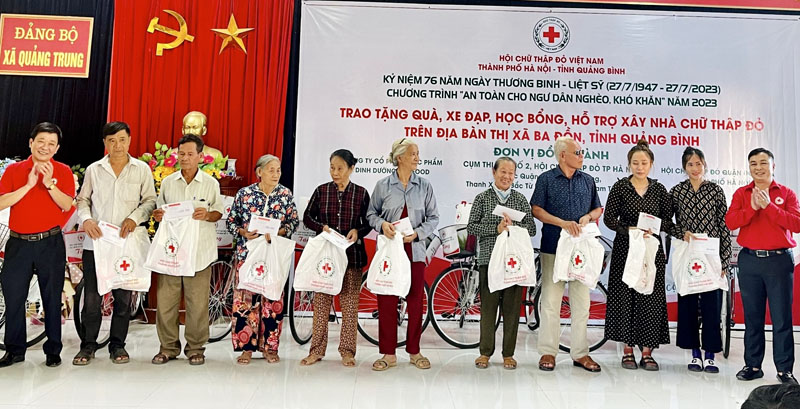 Đại diện lãnh đạo Hội CTĐ tỉnh tặng quà cho các gia đình chính sách, ngư dân nghèo xã Quảng Trung (TX. Ba Đồn).