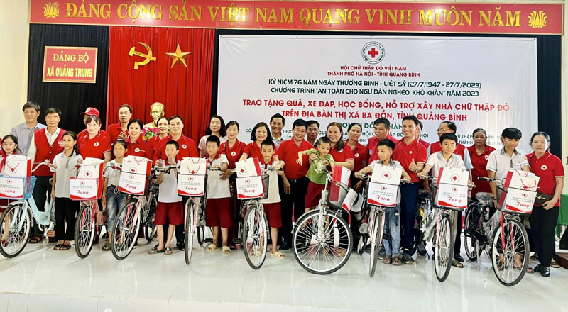 Trao tặng xe đạp, học bổng cho các học sinh nghèo học giỏi trên địa bàn xã Quảng Trung (TX. Ba Đồn).