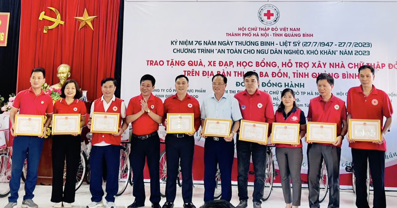 Đại diện lãnh đạo Hội CTĐ tỉnh trao giấy chứng nhận tấm lòng vàng nhân đạo cho các đơn vị, nhà hảo tâm đồng hành cùng chương trình.