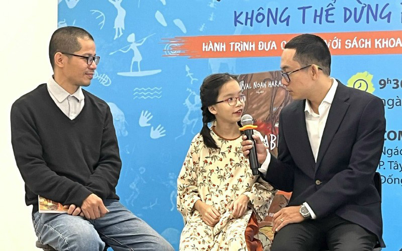 Dịch giả nhí Lily (ngồi giữa) tham gia tọa đàm về văn học dịch.