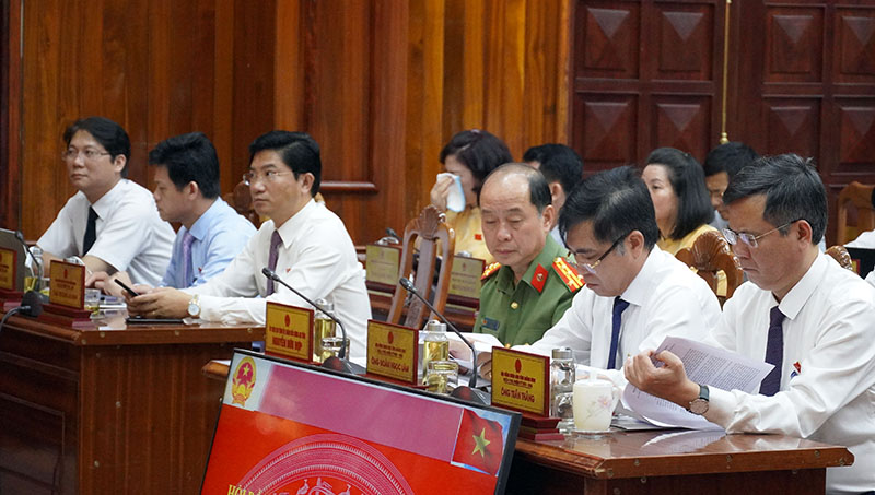 Các đồng chí lãnh đạo tỉnh tham dự kỳ họp