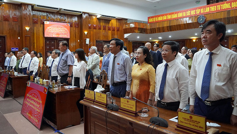 Đại biểu làm lễ chào cờ tại phiên khai mạc