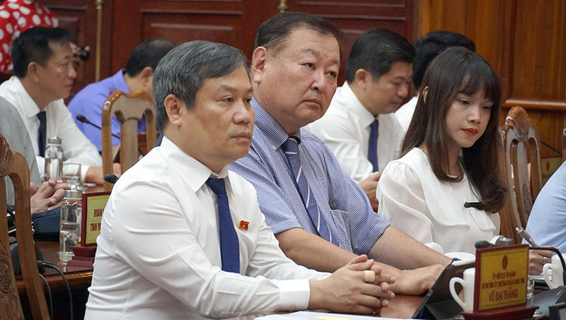 Đồng chí Bí thư Tỉnh ủy Vũ Đại Thắng và ông ông Mizugishi Fumio, Chủ tịch Hội đồng Nghị sĩ tỉnh Yamanashi, Nhật Bản tham dự kỳ họp