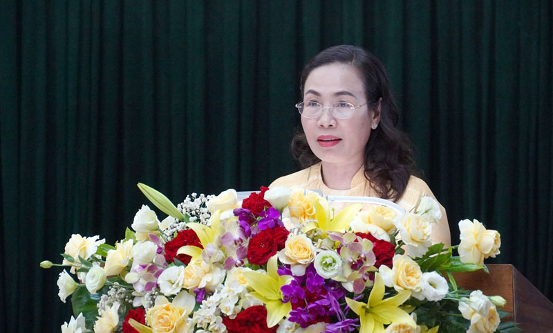 Chủ tịch Ủy ban MTTQVN tỉnh Phạm Thị Hân phát biểu chuyển tải những ý kiến, kiến nghị của cử tri và Nhân dân đến kỳ họp thứ 10.