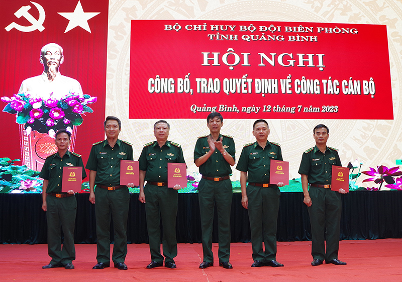Thừa lệnh BQP, BTL BĐBP, Đại tá Lê Văn Tiến, Bí thư Đảng ủy, Chính ủy trao Quyết định thăng quân hàm, nâng lương cho cán bộ thuộc BĐBP tỉnh Quảng Bình