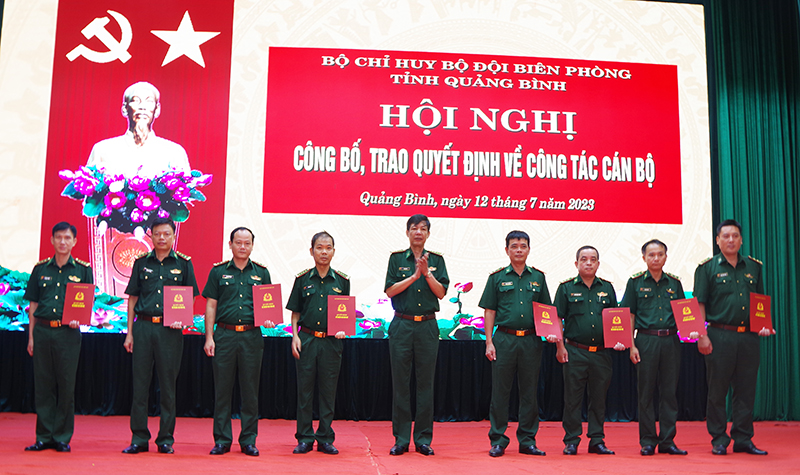 Thừa lệnh BQP, BTL BĐBP, Đại tá Lê Văn Tiến, Bí thư Đảng ủy, Chính ủy trao Quyết định thăng quân hàm, nâng lương cho cán bộ thuộc BĐBP tỉnh Quảng Bình