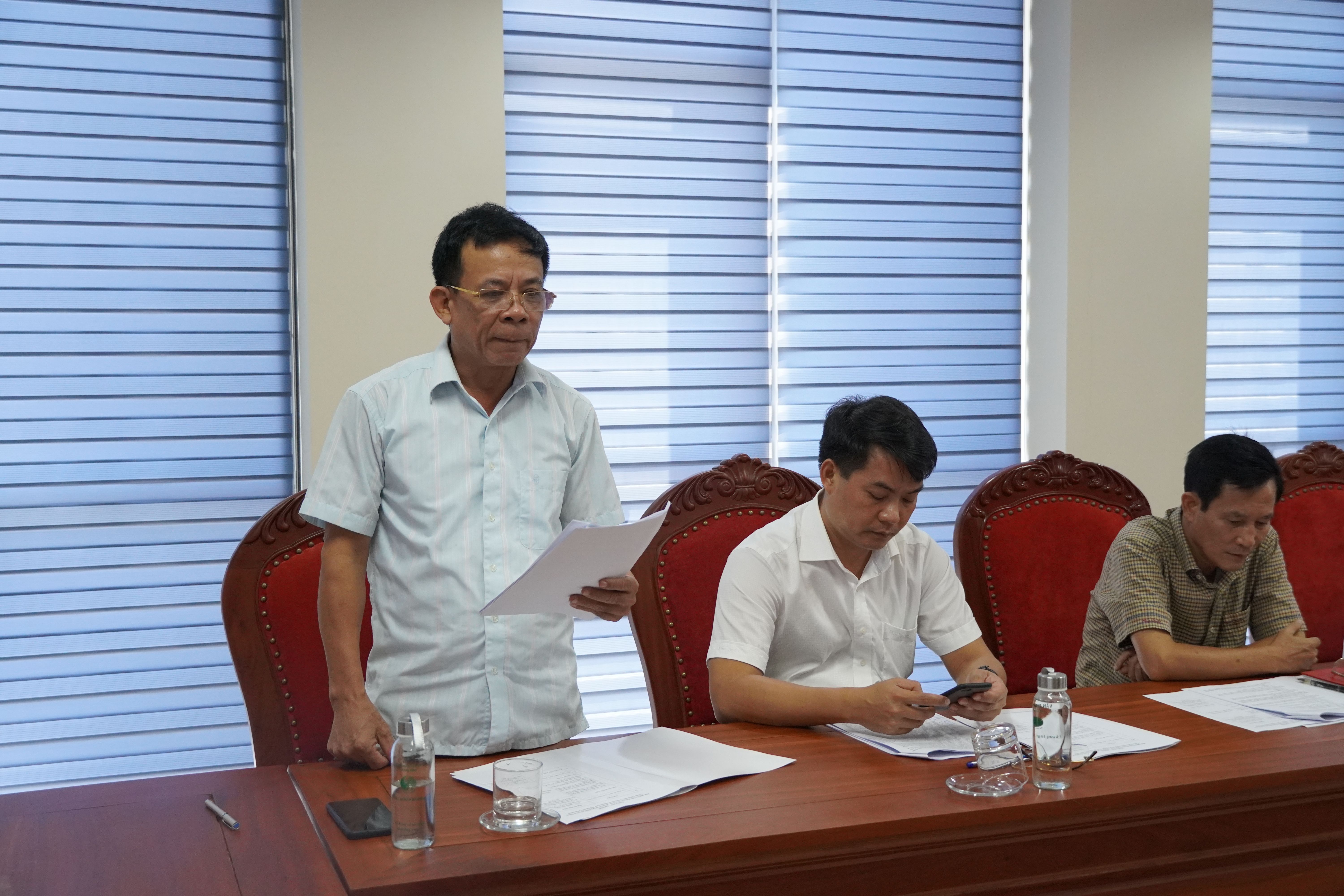 Các đại biểu thảo luận tại hội nghị.