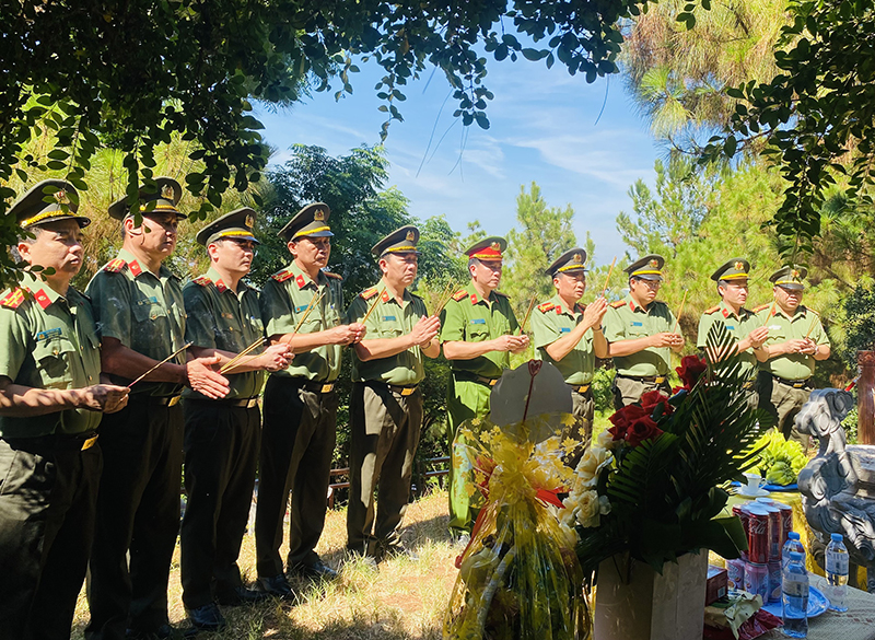 Đại diện đoàn đại biểu Khối thi đua ANND dâng hương, báo công tại mộ Đại tướng Võ Nguyên Giáp.