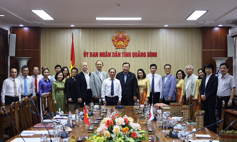 Đồng chí Phó Bí Thường trực Tỉnh ủy, Chủ tịch HĐND tỉnh Trần Hải Châu và các đại biểu chụp ảnh lưu niệm với đoàn Hội đồng Nghị sỹ tỉnh Yamanashi.