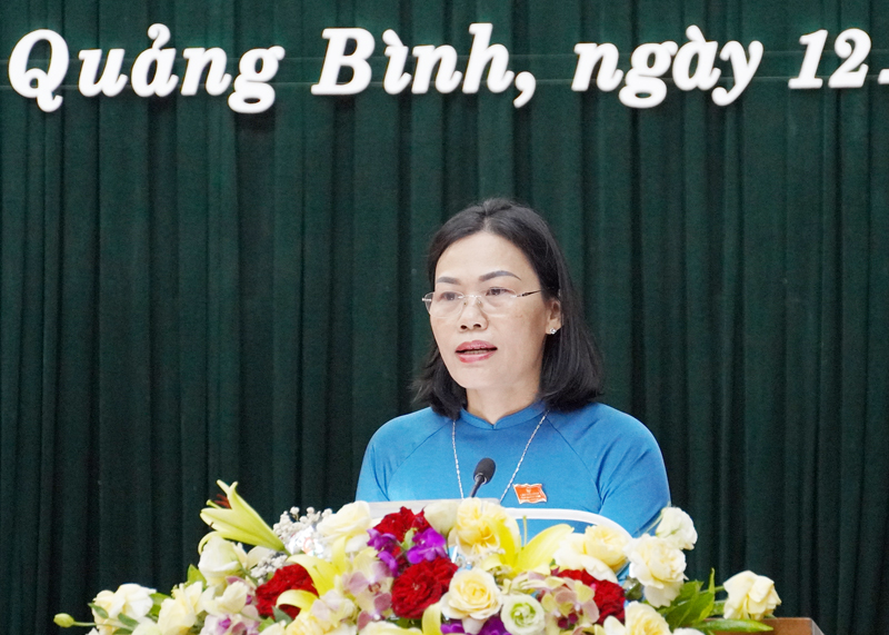 Đại biểu Ngô Nữ Quỳnh Trang tham gia ý kiến thảo luận lại kỳ họp.