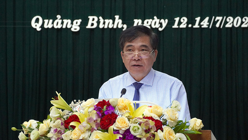 Đồng chí Phó Chủ tịch Thường trực UBND tỉnh Đoàn Ngọc Lâm trình bày báo cáo về kết quả thực hiện các nội dung kết luận của Chủ tọa kỳ họp thứ 8